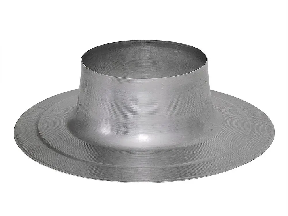 Flachdachdurchführung aus Metall mit breitem, flachem Rand und hohem zylindrischem Teil, hergestellt von Fränkische, zur Integration in Dachdichtungen.